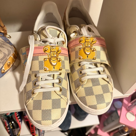 Wore twice strap LV sneaker - Picture 5 of 5